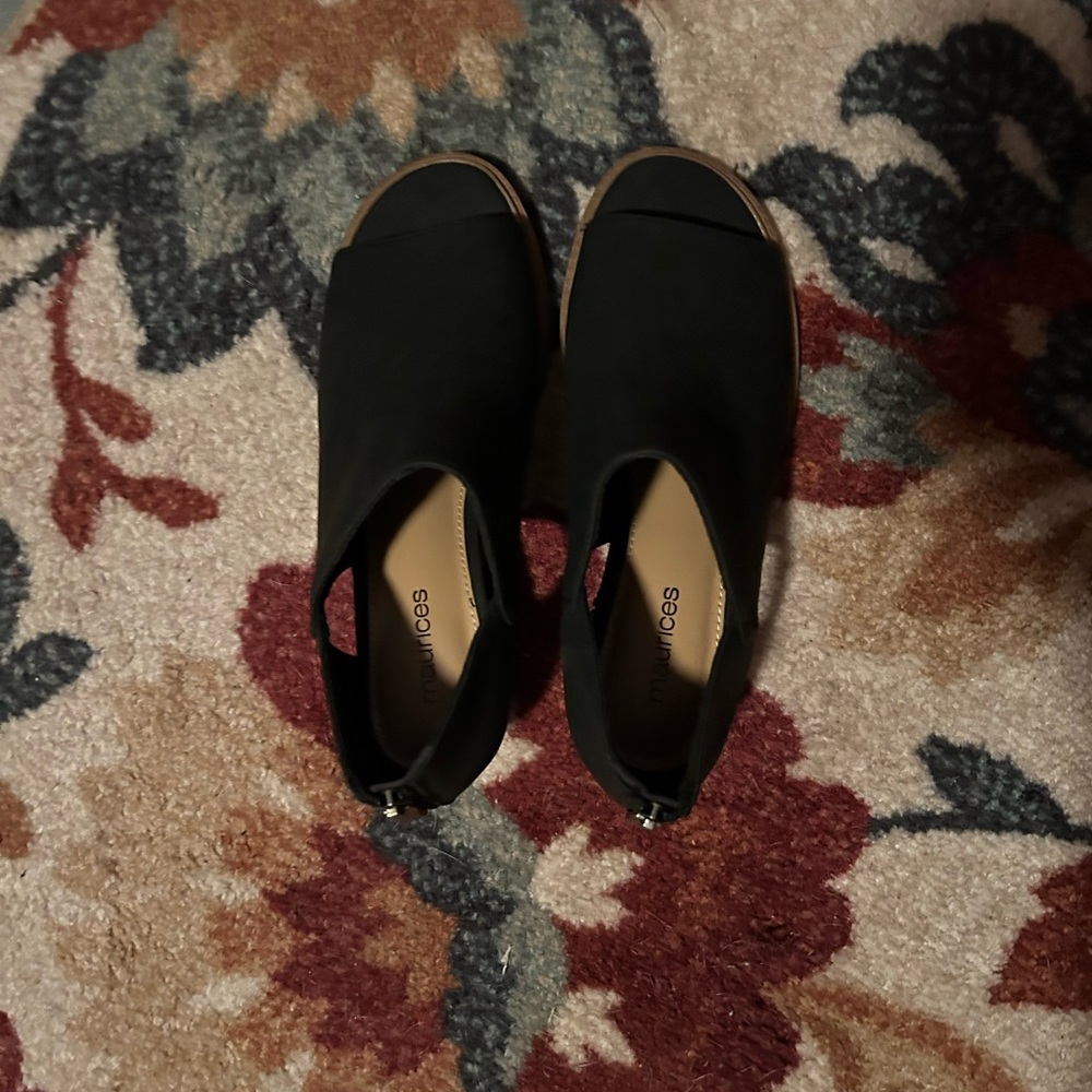Maurices Elegant Black Open-Toe Sandals.